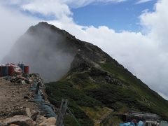 尾根コースが終わると唐松岳頂上山荘の裏手に出ます。なんとかここまで来れました。