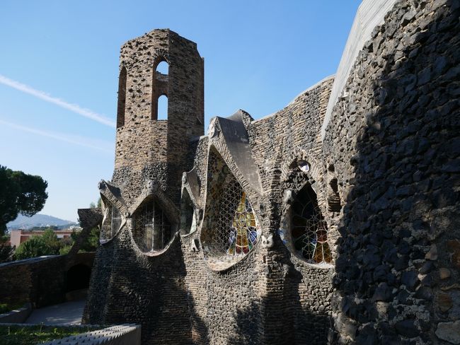 外壁にはいろいろな素材が使われている。<br />焦げているレンガ、破砕タイル、窓枠の金網は廃材だそうだ。<br />