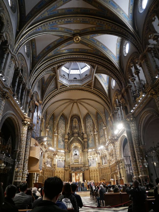 中にはたくさんの人が合唱を聞くために座っている。