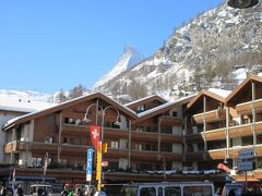 電車を2回（Bern,Visp）で乗り換えてZermatt到着。晴天です。
駅前からMatterhornが見えました。