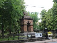 The Old Burying Ground（古い墓地）
あそこの門の上に何かいるねー
ライオンかな。