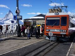 終点Gornergrat到着。標高3089ｍ。電車にはパンタが2つあります。珍しい3相交流電化です。
