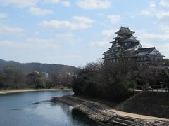 橋の上からふり返ると岡山城の雄姿がよく見えていました。