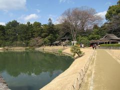 沢の池ぞいに歩きます。