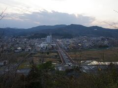 山吹の里歴史公園からの景色
大高取山、越生の街、山吹大橋の景色です。