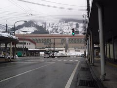 越後湯沢駅の東口が見えてきました。