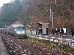 重岡駅には通学の高校生。ここはまだ大分県、逆方向の大分方面に向かいます。こちらも特急形車両の普通列車。