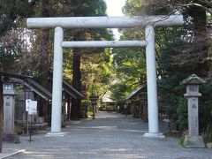 次に訪れたのが天岩戸神社（西本宮）。
天照大神が隠れたとされる洞窟「天岩戸」を御神体とする神社です。

ちなみに、今回の旅では中村啓信訳注「古事記」を持参し「上つ巻」を読み直すつもりでしたが、車窓の景色に見とれて一度もページを開くことはありませんでした（汗）。