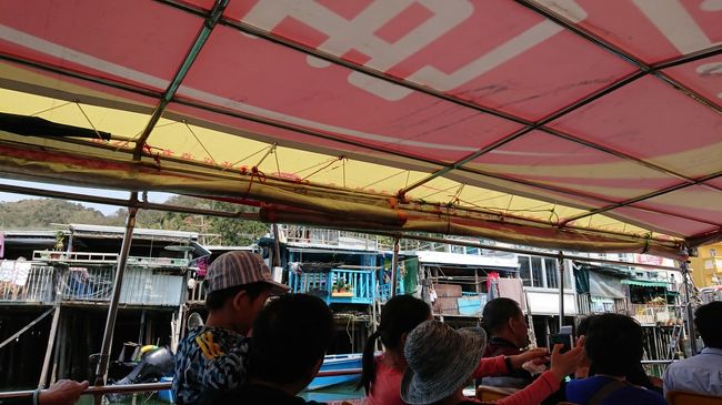 棚屋の中を進み、Ｕターンして海へ！