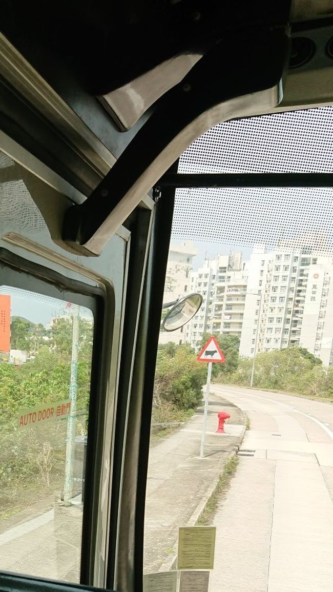 山道を行きます！<br />えー！標識が牛に注意！！<br />でも、本当に牛がいましたよ！<br />気が付いたら遅くて、写真に収められませんでしたが・・・