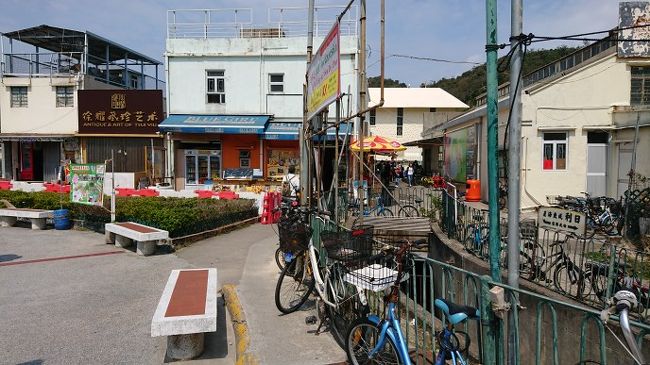 着きました。<br />バス停から海側へ少し進み、右側にお土産屋さんなどのお店が！<br />真っすぐ行くと、ピンクイルカに会いに行く船の呼び込みが！<br />お土産屋さんが、立ち並ぶ中からも、船は出ていました。<br /><br />