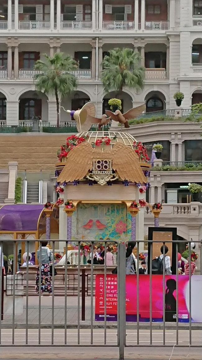 2日目。<br />今日は、大澳ヘ！<br />ヘリテイジの横を通り過ぎ・・・<br />いつも、可愛い!(^^)!<br />スターフェリー乗り場へ<br />