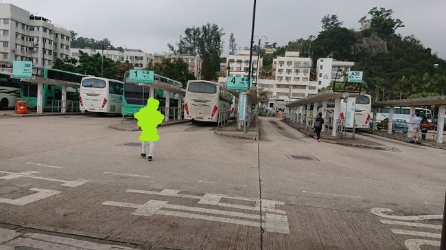 今回は、中環（セントラル）フェリー乗り場から、梅窩（ムイオー）行きに乗り、1時間（スピード船なら30分）、梅窩到着後はフェリー乗り場前にあるバスターミナル から大澳行きの1番バスに乗り更に約1時間です。