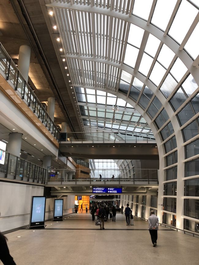 オクトパスカードを買って<br />さぁ！バスに乗りましょう(๑˃̵ᴗ˂̵)<br />通路の右方向へ行くと…<br />