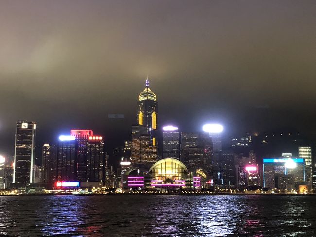 ご飯の後は…シンフォニー・オブ・ライツ<br />みてください<br />このどんよりとした雲<br />レーザービームなどすべて呑み込む<br />晴れてたら キレイだったろーなーT_T<br />オマケに寒い！