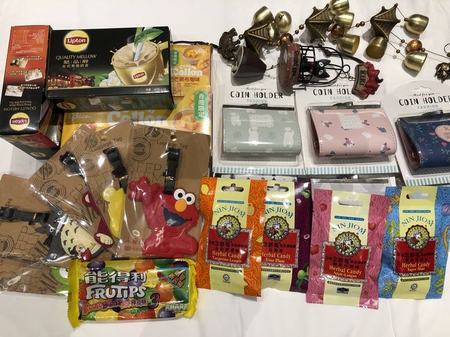 女人街でお買い物<br />風鈴  お財布  ネームタグ を買いました<br />と、スーパーで買った  お茶やのど飴