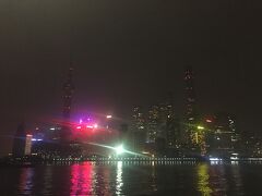 これぞ上海！という外灘の夜景、
のはずが、23時でライトアップは終了っぽかった。

まだまだ人は多いけど。