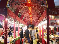 プラザの前の広場は旧正月（Chinese New Year )一色♪
旧正月を祝うマーケットもあって、、
中華料理の露店(CHINESE FOOD) が並ぶ真っ赤な街(TOWN)も出現！



