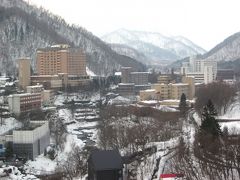 しかし、部屋が渓谷側なので眺望は素晴らしいです！、

昨日は逆に、左側に温泉街が見渡せます～、
煉瓦色のホテルミリオーネが威風堂々ですね！。