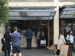 『Blue Bottle Coffee』
ここがブルーボトルコーヒーの始まりの場所です。
イートインスペースはありません。
日本でも清澄白河に1号店がオープンして以来、次々と店舗が増えていますし、頻繁に利用しますが、ここで飲むコーヒーは格別でした。