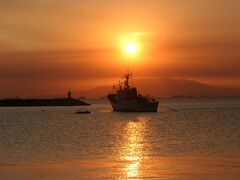 3月7日
マニラ湾に沈む夕日を見ました。マニラ湾の夕日は、「世界三大夕陽」に選ばれています。とても印象的な見事な夕陽でした。