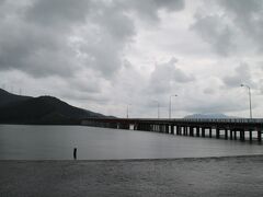 赤礁崎の本土側には、犬見崎という場所からこんな橋も架かっています。

観ての通りの空模様。ポツポツと雨も降る中、青空が顔を出す筈との天気予報を信じて、車を走らせました。

