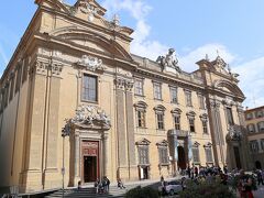 サン･フィレンツェ教会
　　
　映画『冷静と情熱のあいだ』にもちらっと登場。2012年までは裁判所としても利用されていた。元は左側がサン･フィリッポ･ネリ教会，右側がサンタ･ポッリナーレ教会として建てられ，1749年の修復の際に間をつなぐようにファッチャータが造られて，サン･フレンツェ教会と総称されたバロック様式の建物だ。