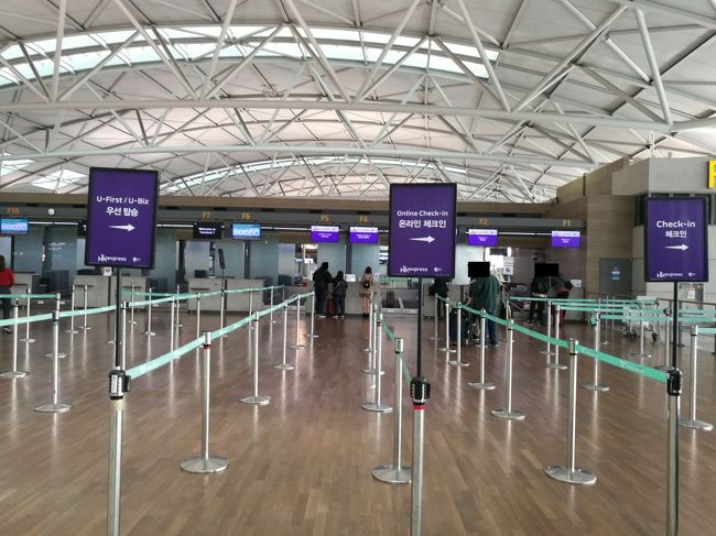 仁川空港で香港エクスプレス航空にチェックイン。<br />Trip.comで購入したチケットでもオンラインチェックインできました。<br />仁川空港では搭乗券受取が必要なので、カウンター混雑時に専用レーンに並べるだけのメリットしかなく、<br />今回のようなガラガラな状態では全く無駄でした。