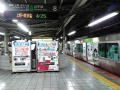 ひっそりとした 早朝４時台の池袋駅。

成田空港を８時ちょうど発のフライトなので、４:２５発の山手線外回りの一番列車にて移動開始。

いつもは、日暮里駅で京成線に乗り換えるところですが、今回は ＪＲ線の普通列車が乗り放題となる「青春１８きっぷ」を使用するので、成田空港へも “ＪＲ線のみ” で向かいます。

４:２５池袋→ (山手線外回り) →４:５０東京

５:０４東京→ (総武線・快速) →６:２８空港第２ビル