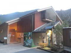 最近では、人気があり３０分～１時間待ちすることもあるそうですが、今回は18:00前に到着したので、比較的ガラガラでした。
料金は　大人ひとり　２時間・７８０円