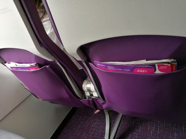 シートポケットが下にあったので助かりました。<br />さらに隣は2席とも空席で、仁川、香港ともボーディングブリッジ接続という香港エクスプレスにしては珍しい神フライトでした。<br />4時間近くのフライトなのでトイレへ行く客が多いのと、CAさんが機内販売等で頻繁に通路を行き来するのが気になりました。<br />エアソウルのA321なら中央にもトイレがあるので順番待ちの列ができることはありません。