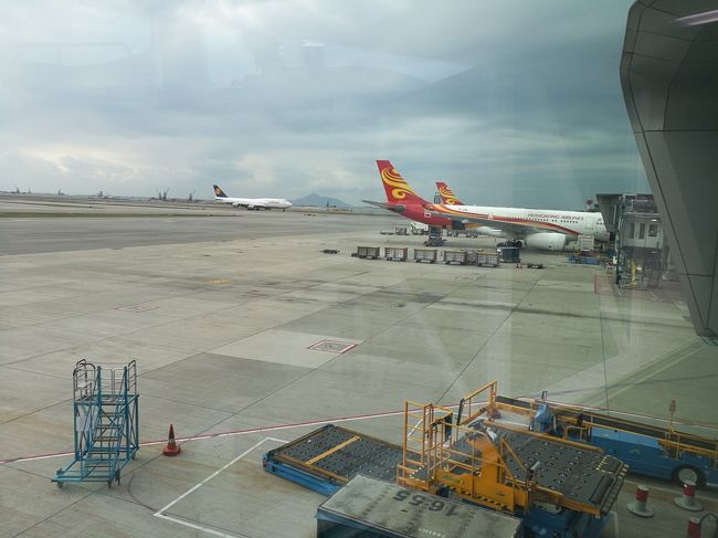 16時過ぎに香港空港に到着。<br />香港航空の機体