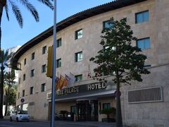 カラ・マジョールには2時半頃到着。
パルマから南西4キロほどなので、10分ちょっとで着いた。
これは、Hotel Nixe Palace。
実はこのホテルに泊まろうかと考えていたが、
利便性を優先してスペイン広場沿いのホテルにしたのだ。
で、中に入ってみることにした。
