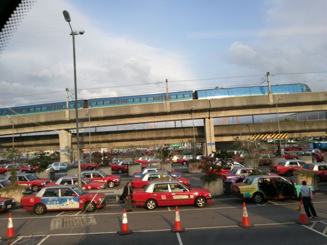 機場快線車両と香港のタクシー車両