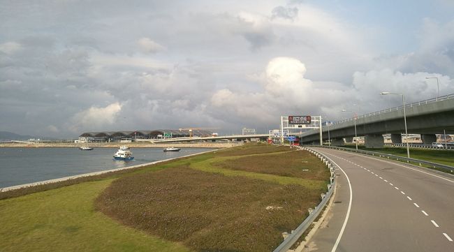 口岸の建物が見えました。