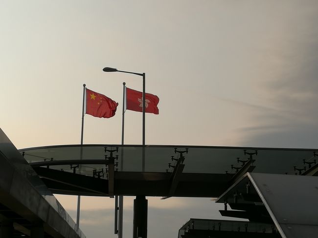 中国(香港)の空にはためく五星紅旗と香港特別行政区旗