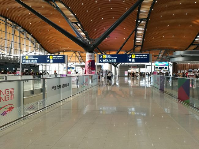 出境して税関を通るとバスチケット売場がありました。