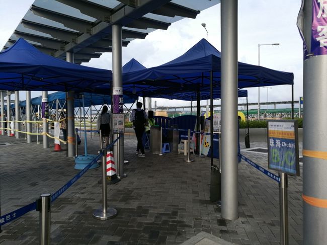 口岸ビルの立派な建物とは対照的な簡易なチケット改札。<br />QRコードなので、半券をちぎられることはありません。