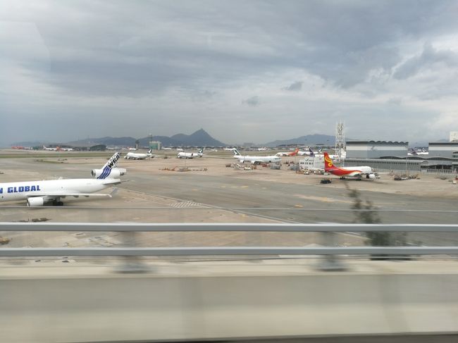 空港に沿って南側を走り、