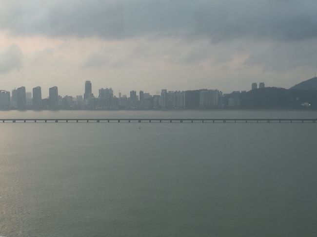 珠海市街地は間近ですが、霞んで良く見えませんでした。