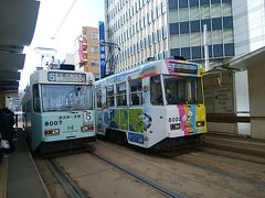 今回メインの移動手段の市電。車体のデザインがいろいろあってかわいい。こちらは函館駅前停留所。ここからベイエリアに向かいます。