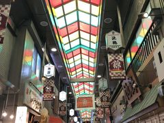 ホテルで預けた荷物受け取り、お昼ごろには京都駅に到着したいので、急いで錦市場を食べ歩きます。

思ってたより、通りが狭くてコンパクトな商店街の印象。