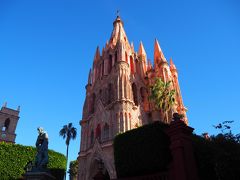 ホテル横、サンミゲル・デ・アジエンデの中心にそびえ立つサンミゲル教区教会。道に迷ってもこの建物さえ見失わなければ、無事ホテル戻れます。

メキシコにある教会とは違い、ゴシック調となっているのが特徴で、メキシコ産ピンク色の石材を使用して建てられてます。