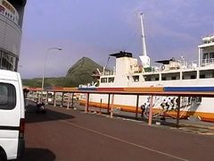 鴛泊フェリーターミナルからはバスで利尻空港へ。フェリーでの船旅も楽しそうです。
