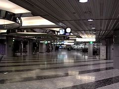 札幌から千歳線に乗って再び新千歳空港へ。便も少ない夜時間は静かなターミナルです。