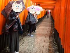 雨が降ってきたから、京都駅に戻のスリーコインズでポンチョを購入。

そして伏見稲荷大社へ。

傘だけだと濡れるし、大正解。