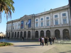 カルモ教会のそばにはポルト大学がありました。学生の数がポルトガルの大学の中で最大で、優秀な大学みたいです。そんな大学がこんな観光客がいっぱいのところにあるなんて不思議です。