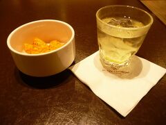 45分のフライトで、マカオのPLAZA PREMIUM ラウンジに到着。でも..もうお腹いっぱいなので...ロックのみ....でもまだ飲むんだ