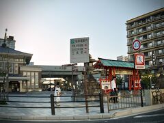 【JR奈良駅】

wikiより.....

.....1934年に完成したもので....奈良の諸寺院の特色ある屋根を参考として作案され.....寺院風和風と鉄筋コンクリート造の近代的構成の折衷様式.......

