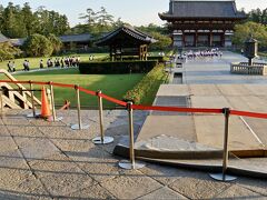 【東大寺盧舎那仏像（とうだいじるしゃなぶつぞう）、奈良の大仏様】

ぐる～りと、左回りで近づいて行きます～